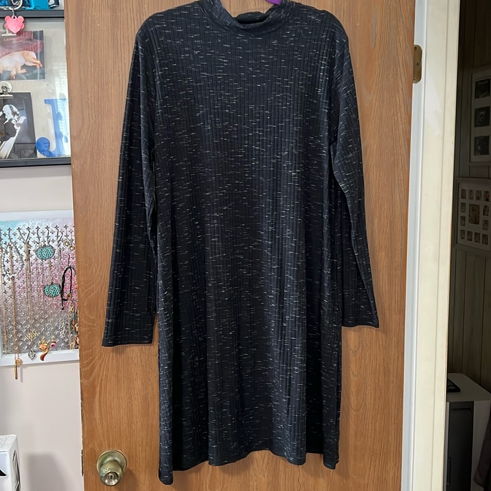 Long sleeve and turtle neck. Super cozy T shirt material